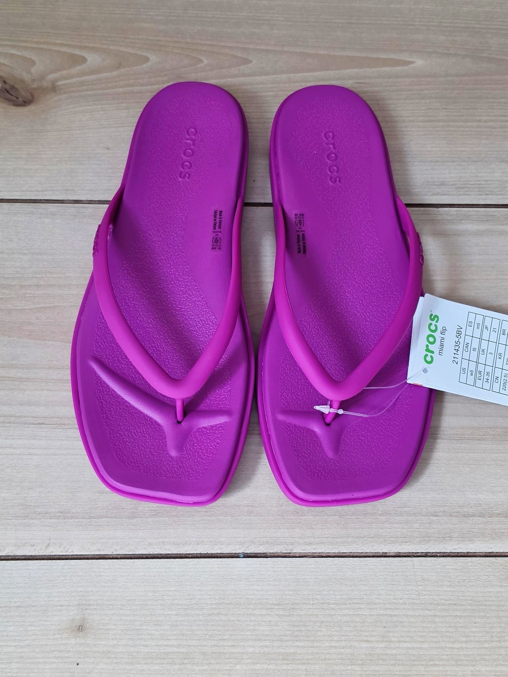 CROCS Women's Miami Flip Flop size 5